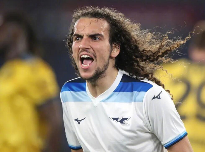 今晚突围战来临；拉齐奥围绕英超豪取连胜；球迷炸锅；身体对抗强度拉满的简单介绍