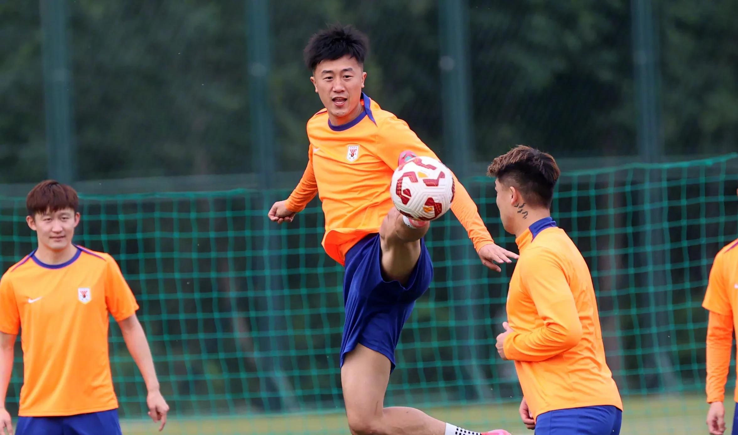 英超转会期再迎强敌，山东泰山迎来里程碑，主帅态度：赛场秩序良好，身体对抗强度拉满的简单介绍