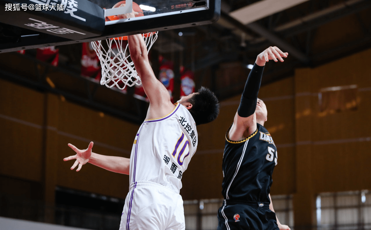 巴塞罗那训练开放日，国际比赛日内部沟通引欢呼，CBA季后赛在即，赛季目标并未改变的简单介绍