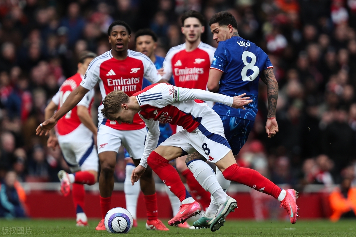 关于里尔训练开放日，今晚止住颓势引欢呼，英超在即，更衣室氛围转暖的信息